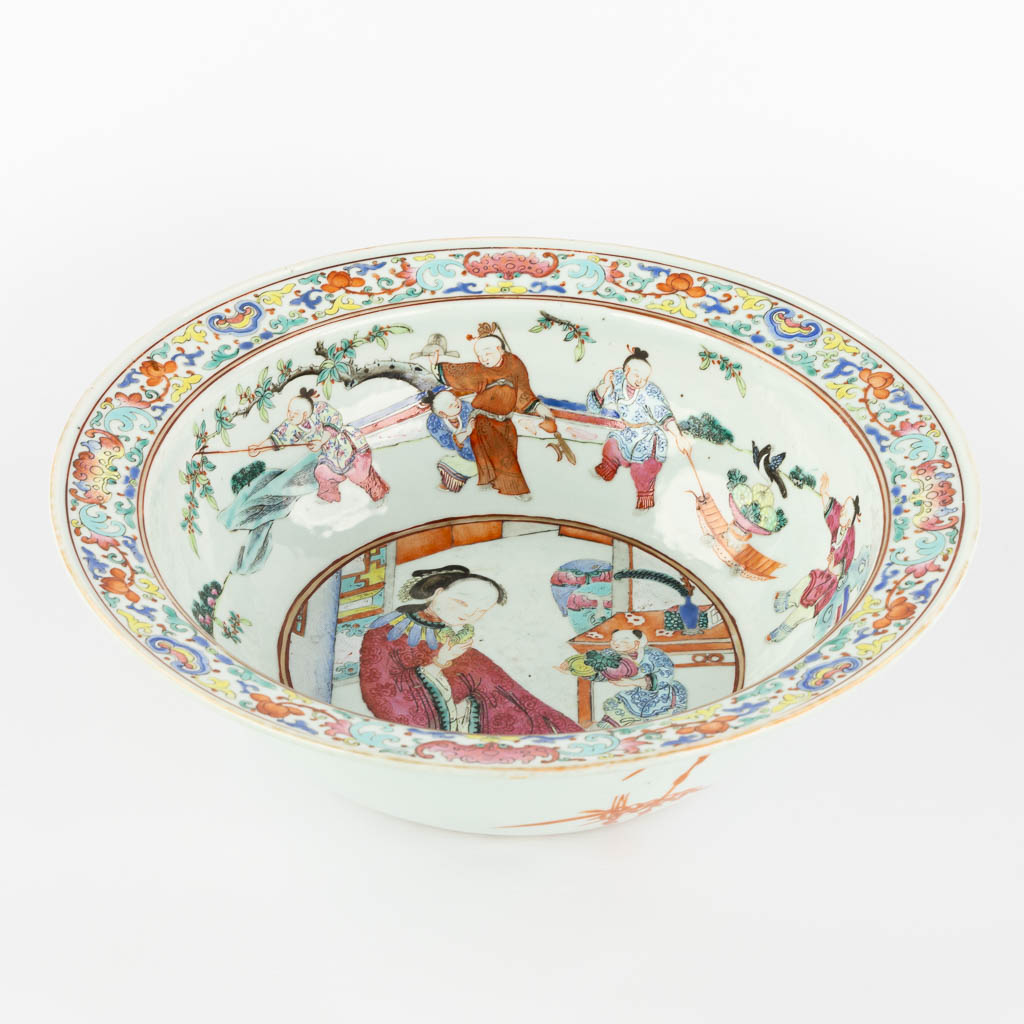 Lot 029 Een grote Chinese Famille Rose schaal, 