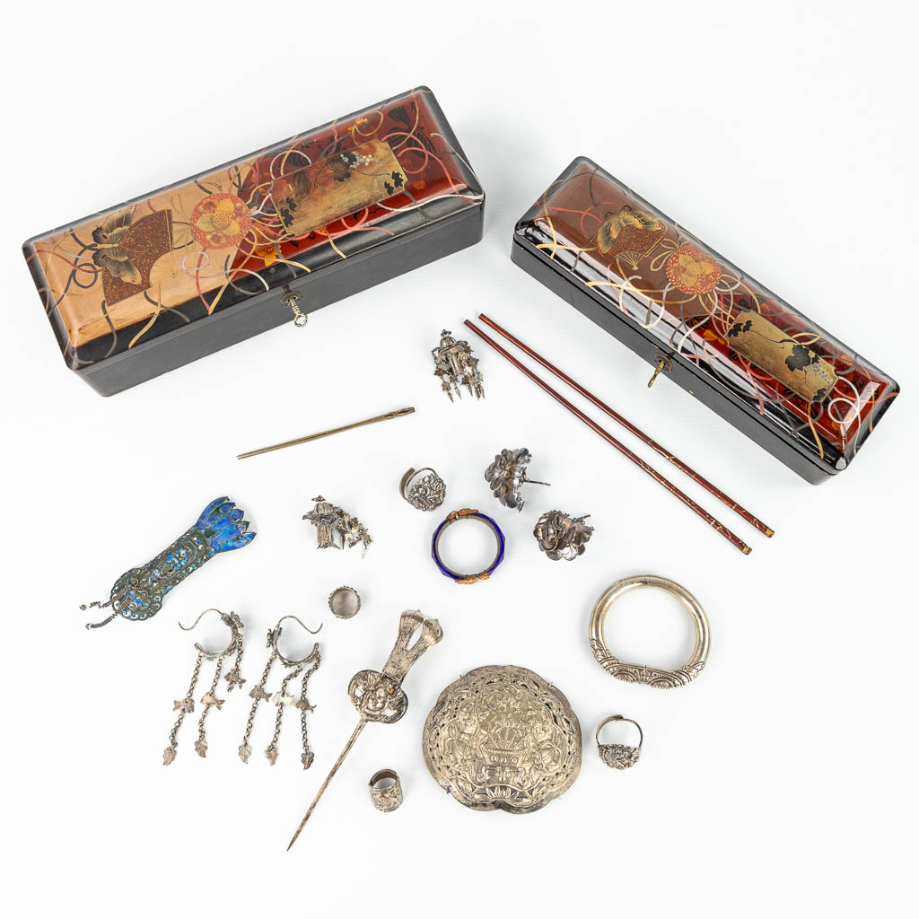 Lot 081 A collection of silver and silver-plated jewellery in 2 boxes decorated with butterflies. (H:8cm)