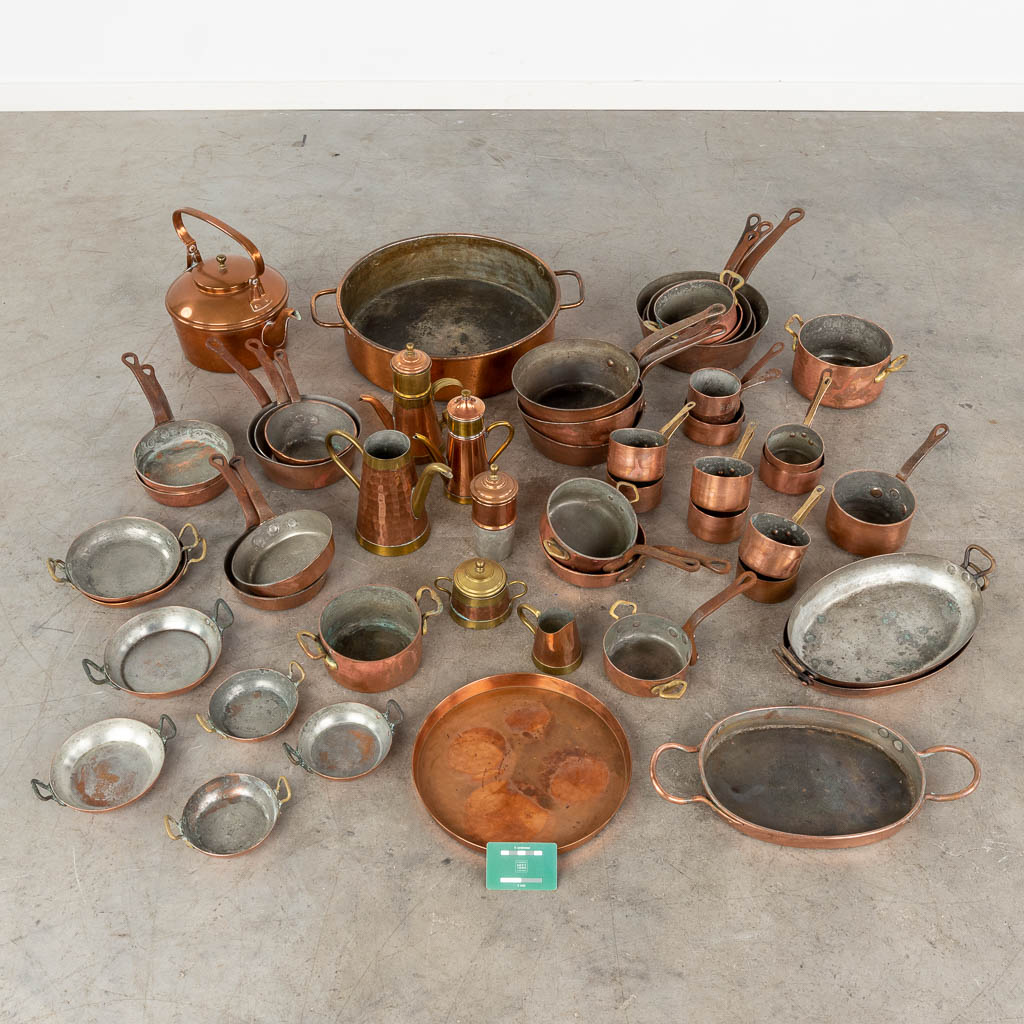 Een collectie potten en pannen, koper. Ongeveer 40 stuks. (D:41 x W:49 x H:11 cm)