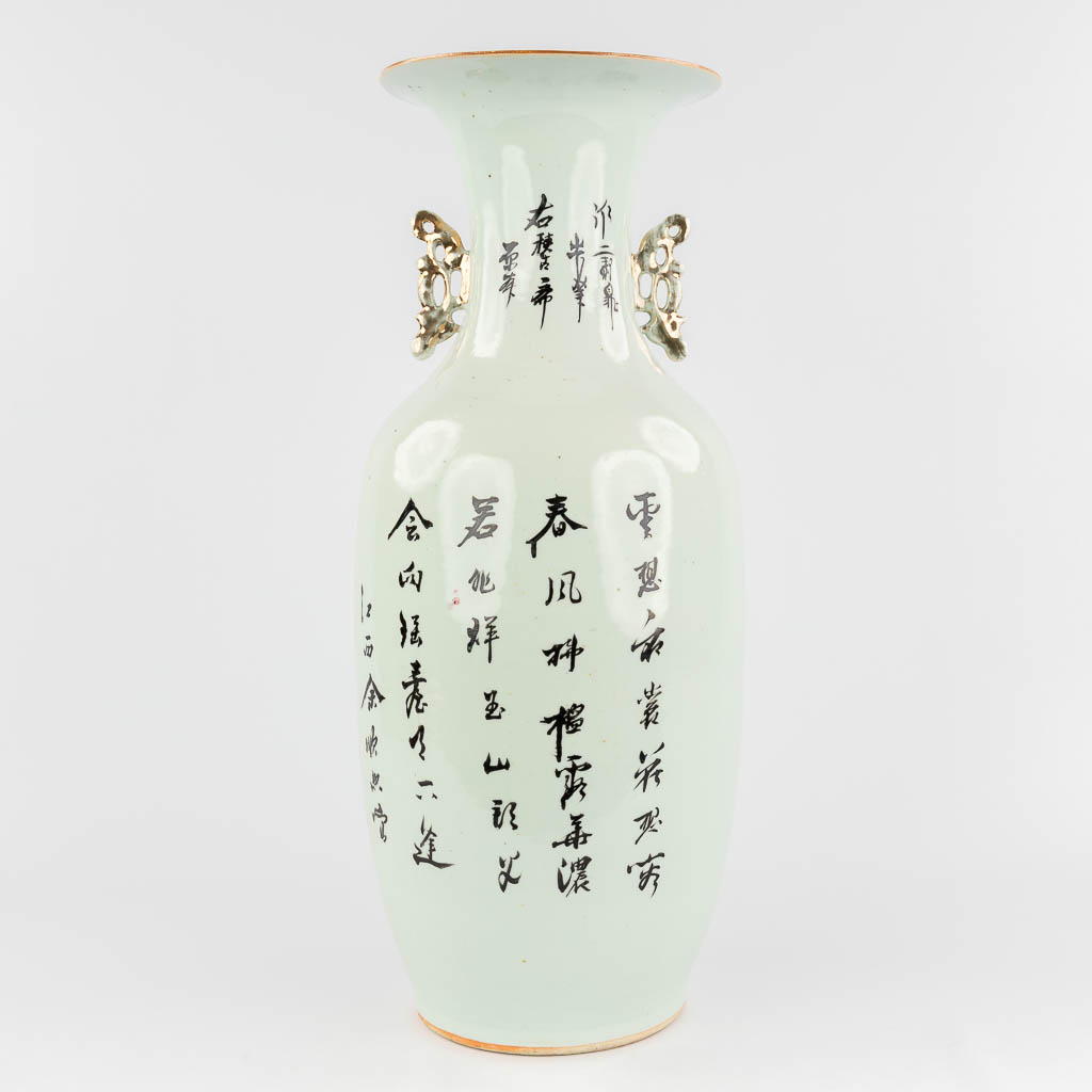 Een Chinese vaas versierd met decor van hofdames en spelende kinderen. 19de/20ste eeuw. (H: 57 x D: 24 cm)