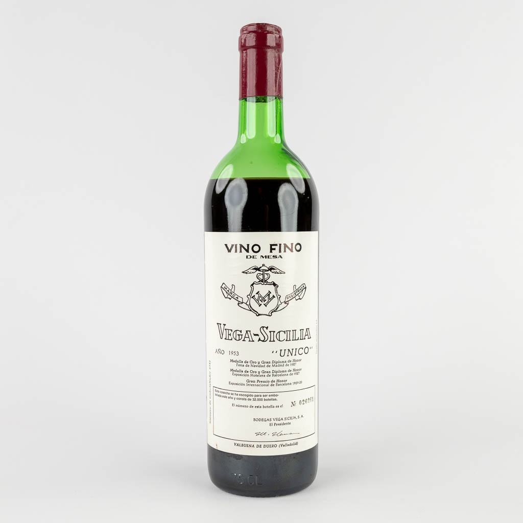 A bottle of 'Vega-Sicilia UNICO' 1953. Fles nummer 26261/32000,