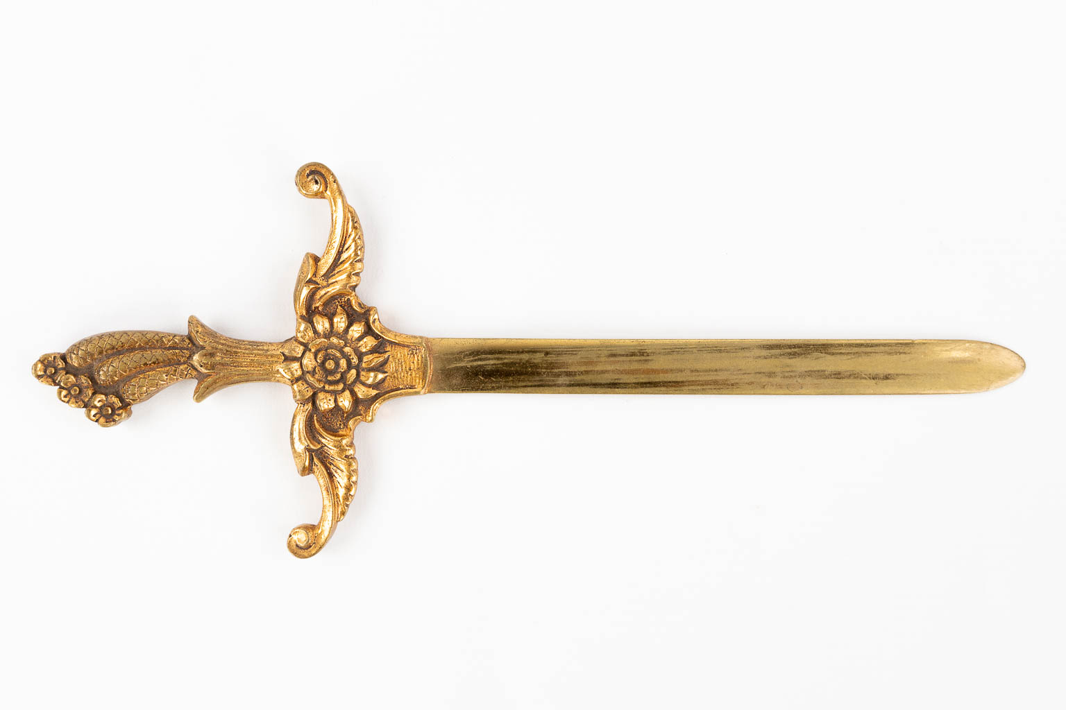 A large inkwell holder and letter opener, brass in rococo style. 20th C. (L: 28 x W: 42 x H: 13,5 cm)