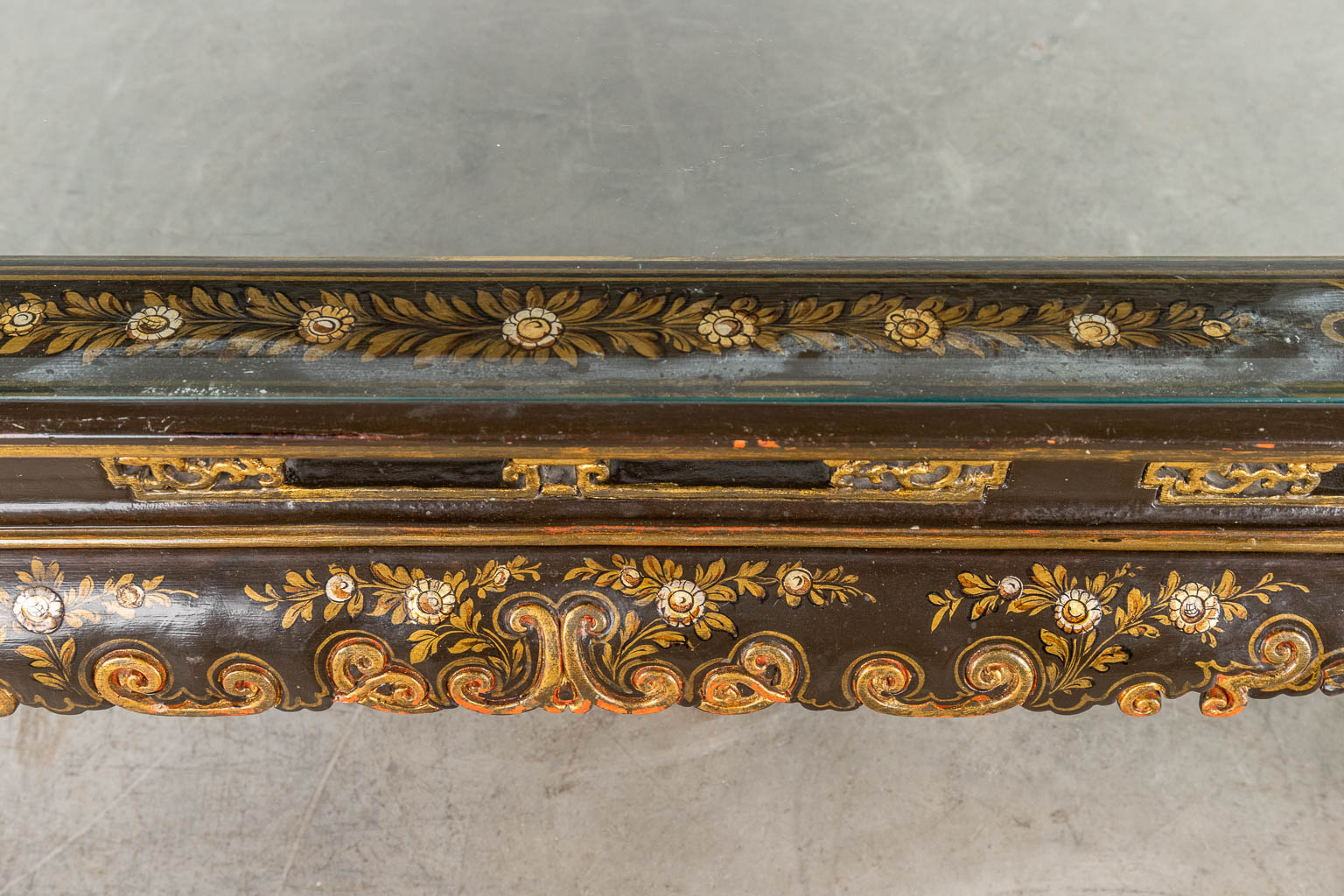 Een grote Oosterse salontafel, hout en glas. 20ste eeuw. (D:124 x W:124 x H:46 cm)