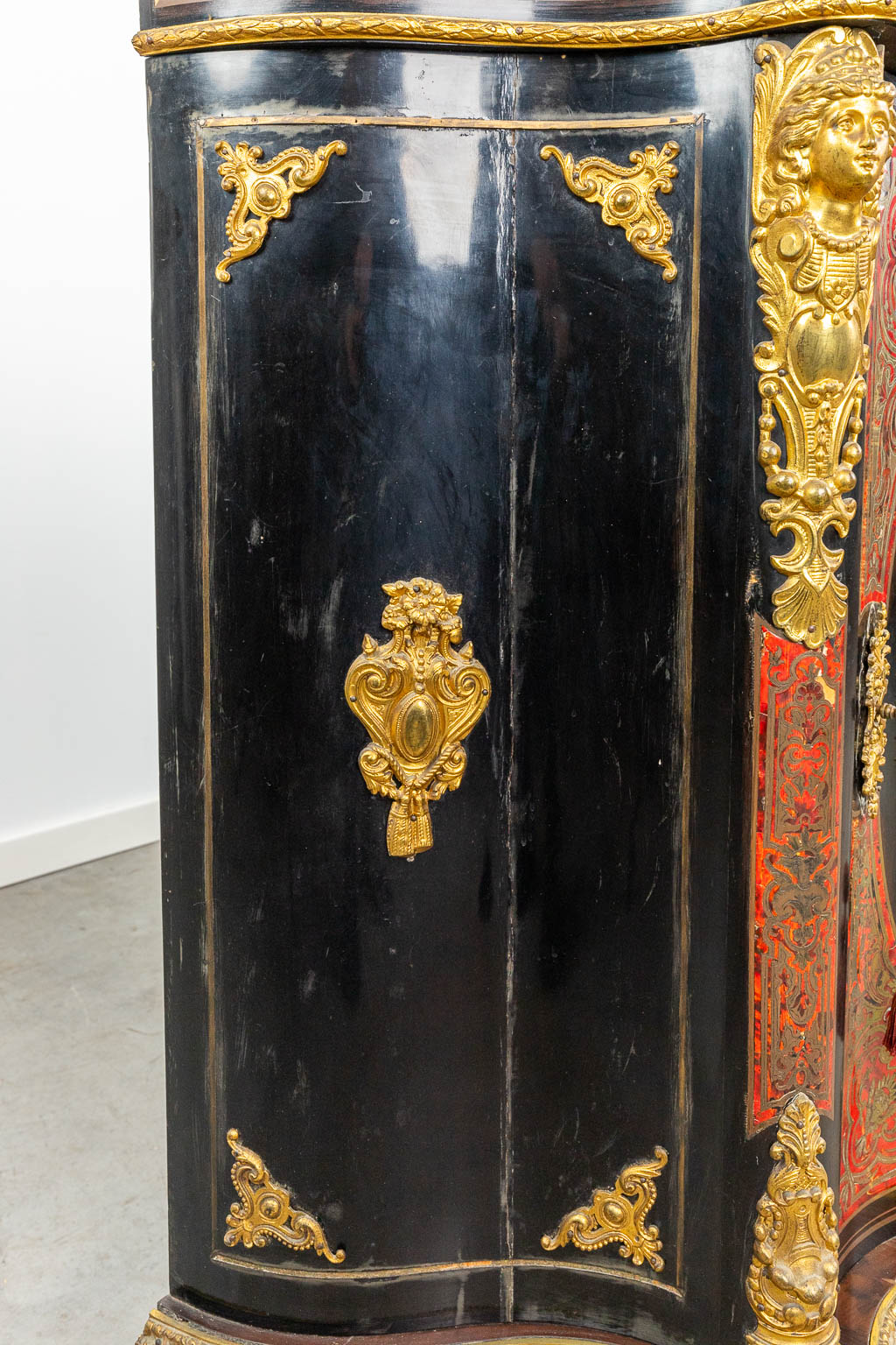 Een 1-deur kast met marmer gemaakt in Napoleon 3 stijl, verguld brons en afgewerkt met boulle marqueterie. (H:110cm)