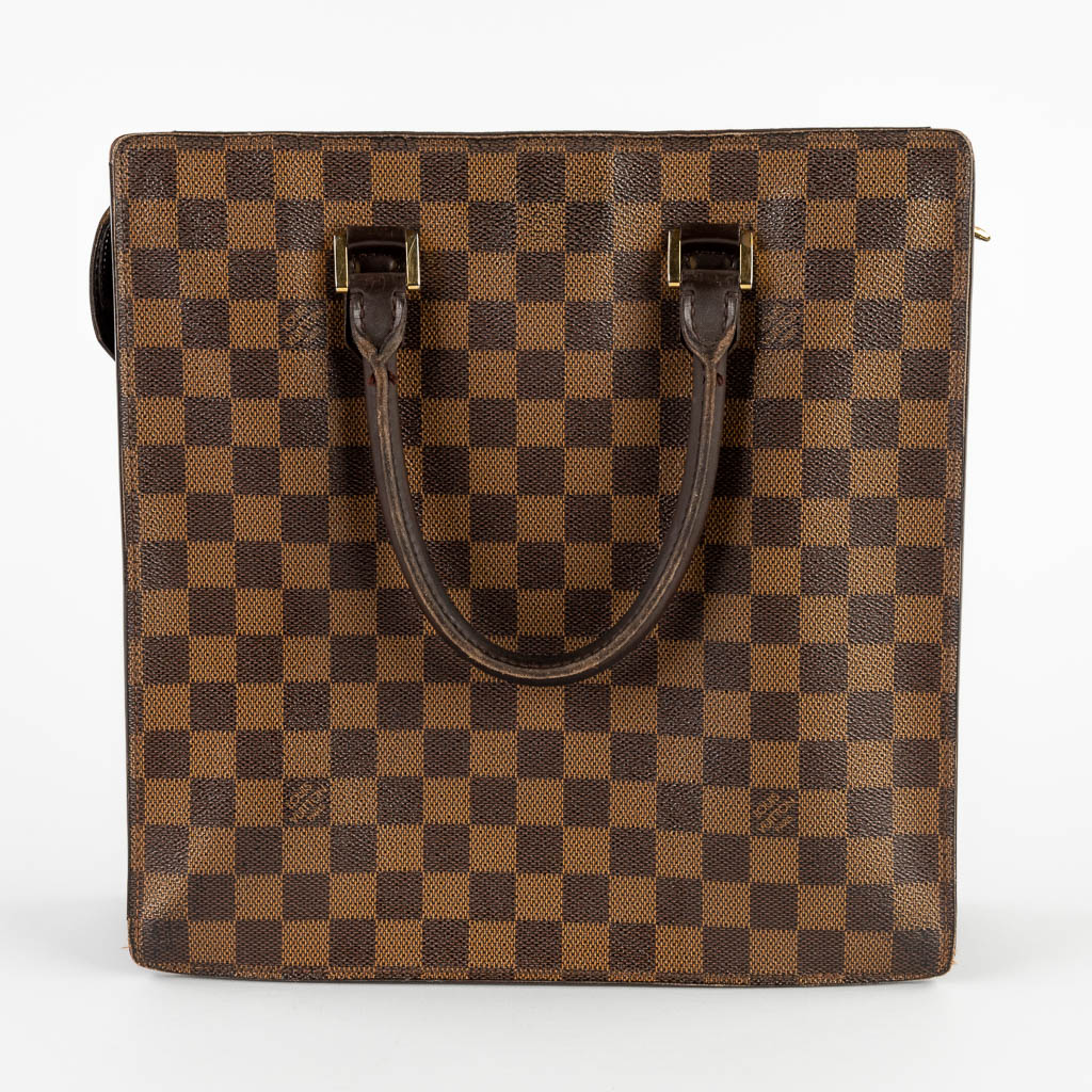 Louis Vuitton, a tote bag made of leather. (W:28 x H:40 cm)