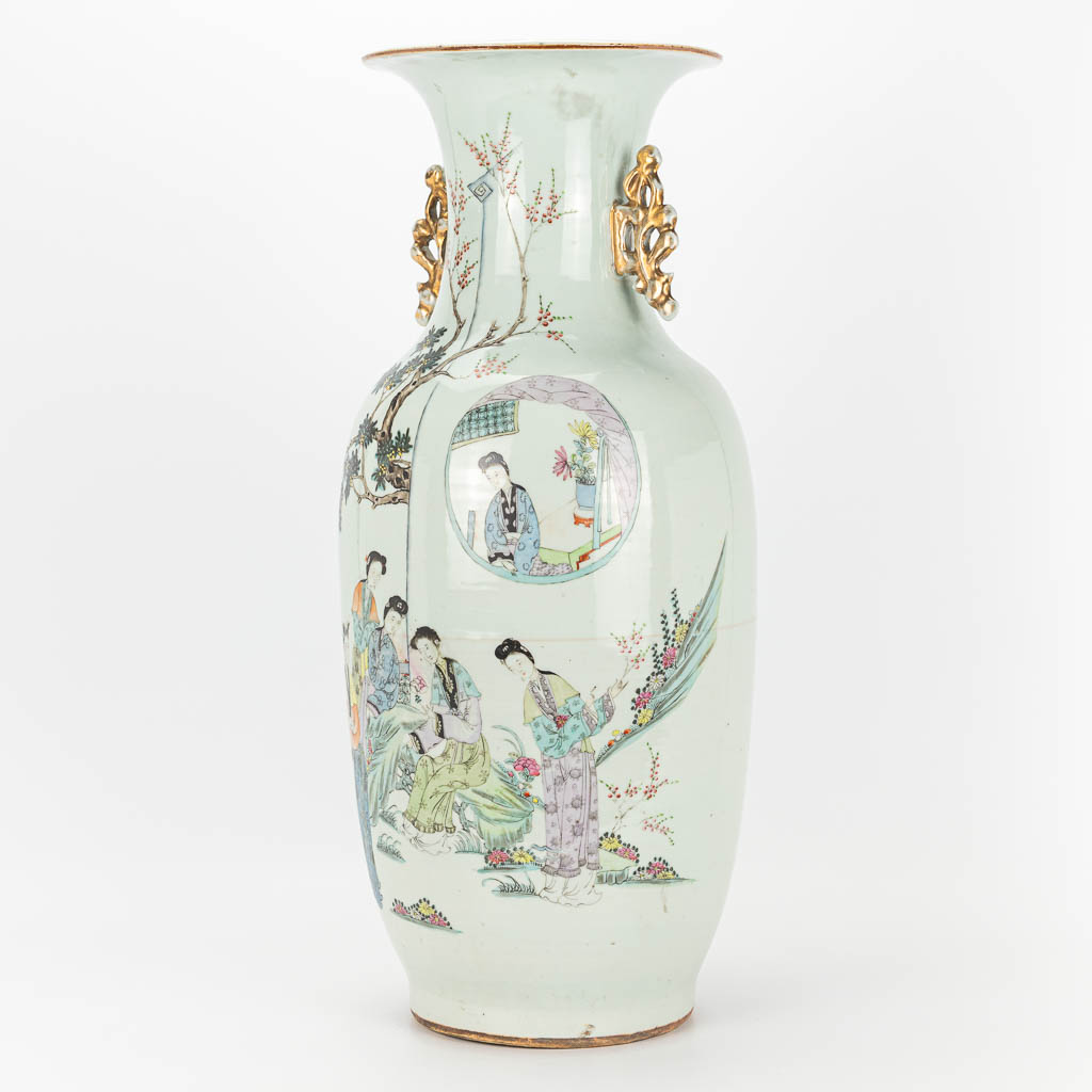 Een Chinese vaas gemaakt uit porselein met decor van een keizer en hofdames. (H:58cm)