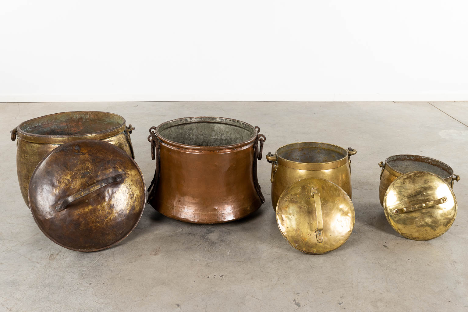 Four pieces of antique copper cooking ware. 19th C. (H:40 x D:56 cm)