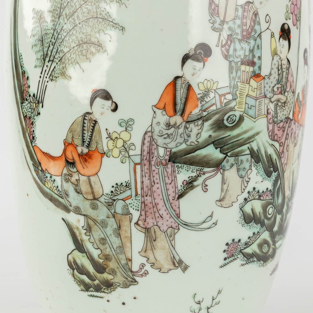 Een Chinese vaas met decor van hofdames en kalligrafische teksten. 19de/20ste eeuw. (H: 58 x D: 23 cm)