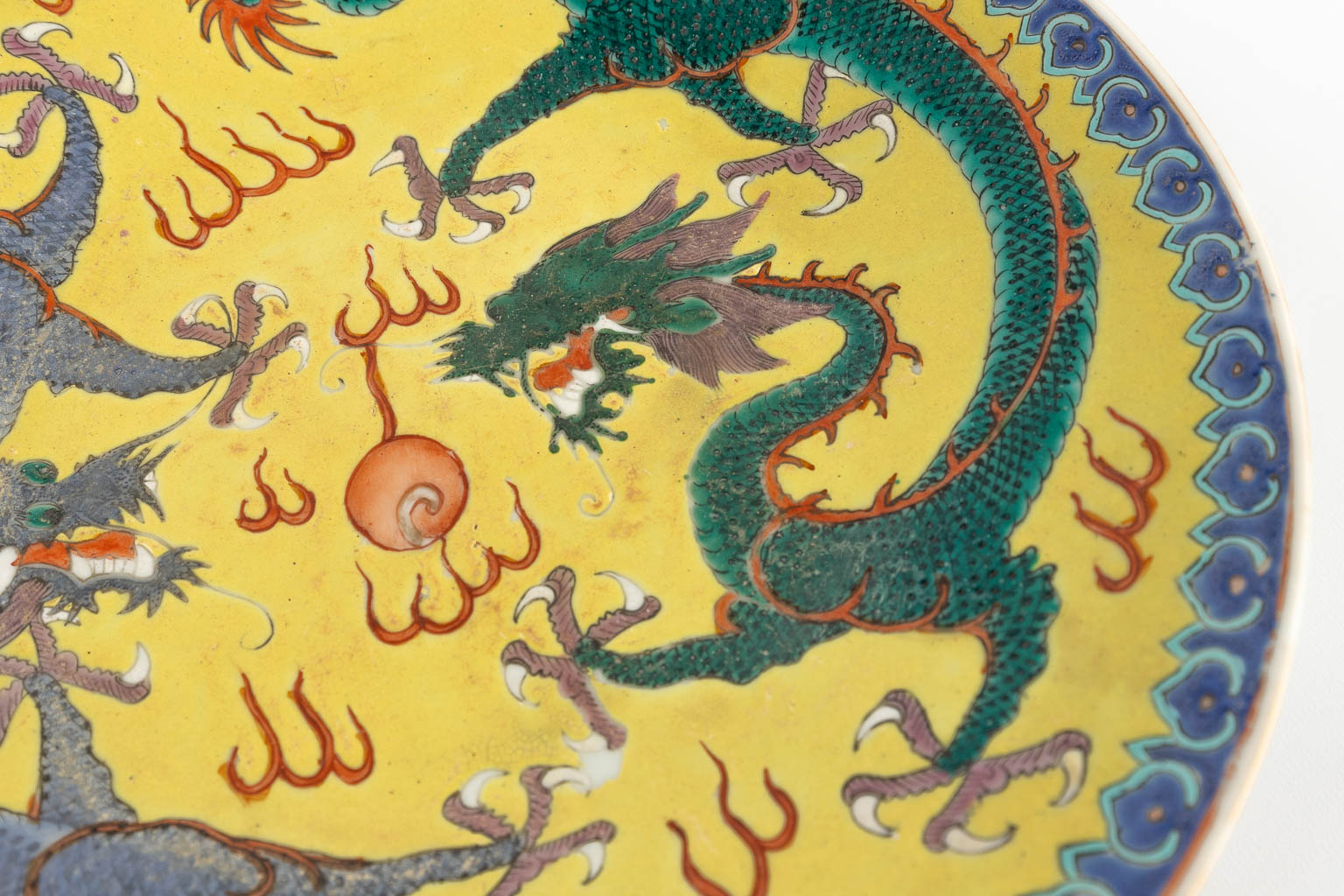 A Chinese plate with dragon decor. 19th/20th C. (D:29 cm)