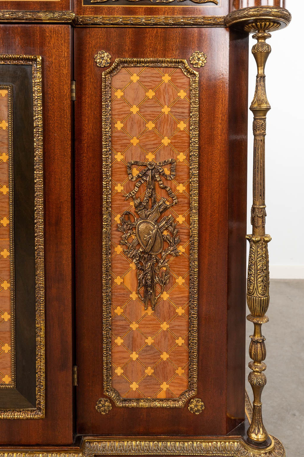 Een kast, houtfineer brons gemonteerd in Lodewijk XVI stijl met een marmer blad. 20ste eeuw. (D:44 x W:120 x H:106 cm)
