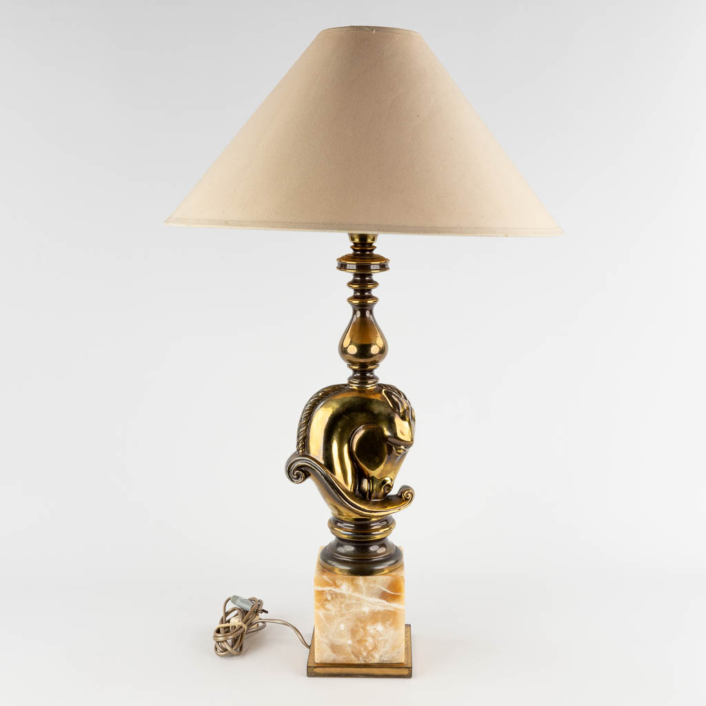 Deknudt, een tafellamp met paardenhoofd, brons op onyx. (D:14 x W:18 x H:60 cm)