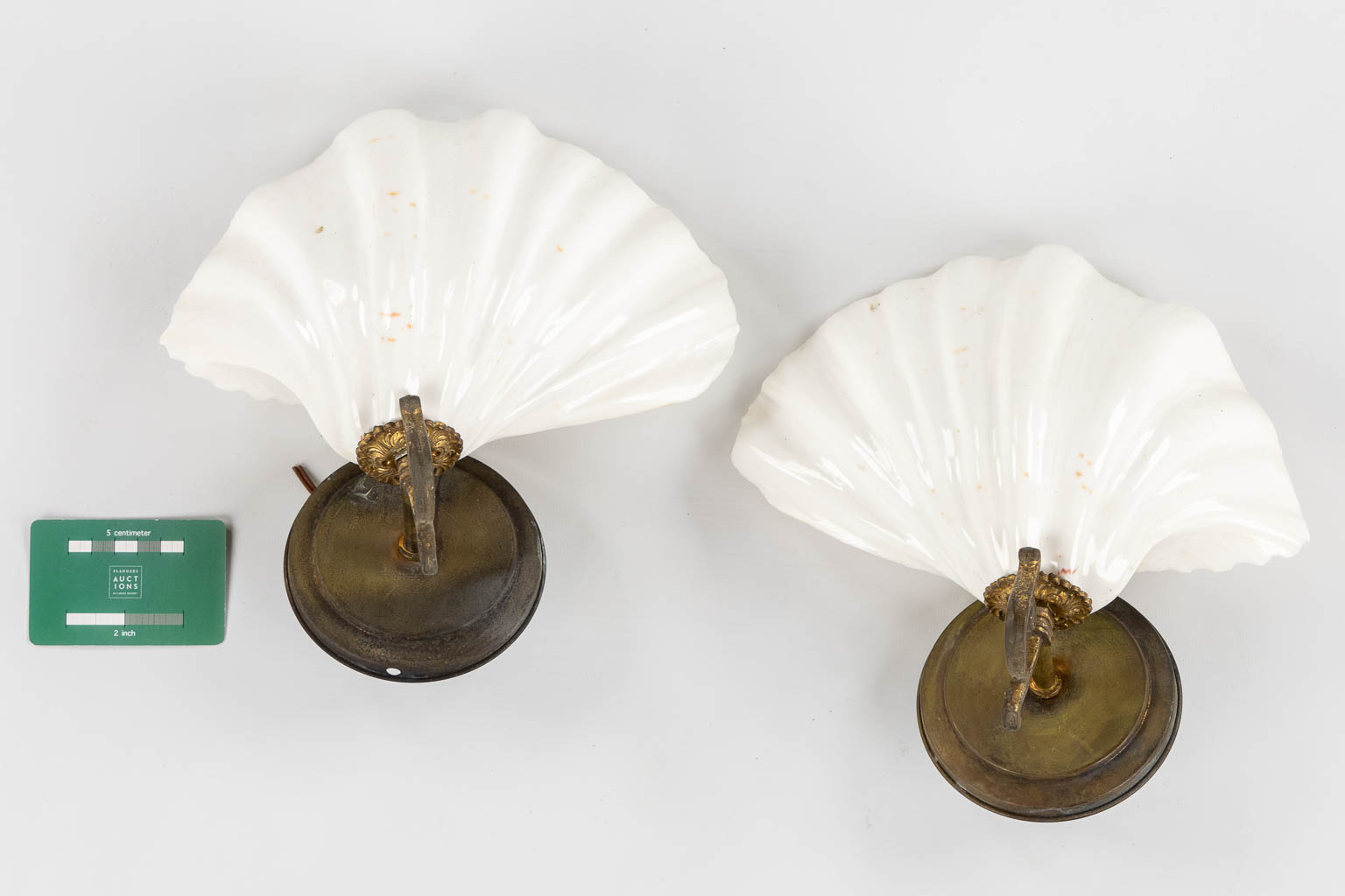Een paar wandlichten met schelpen, gemonteerd op koper. Circa 1950. (L:13 x W:26 x H:25 cm)