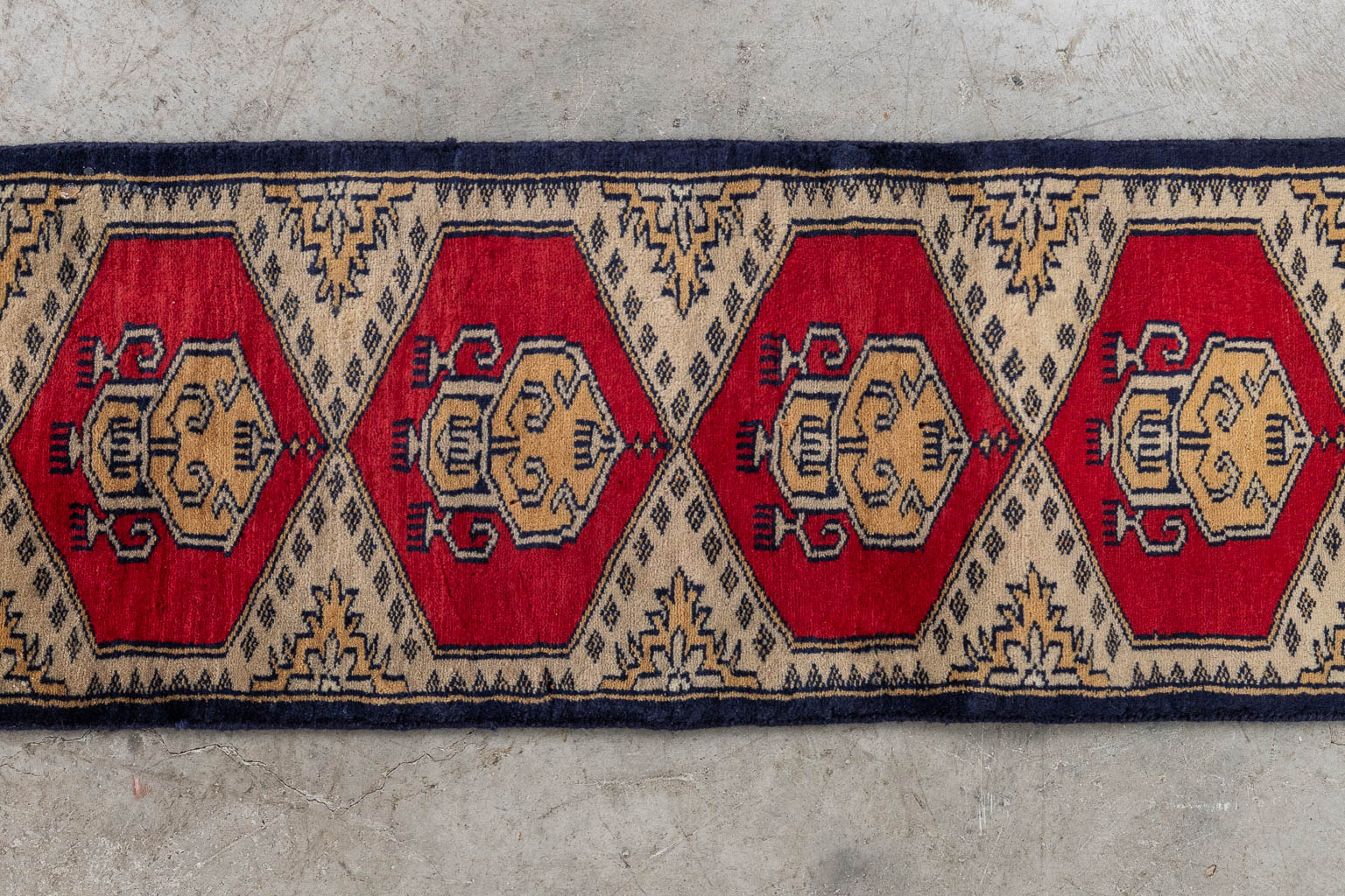 Twee Oosterse tapijten gemaakt uit zijde en wol. (D:103 x W:63 cm)