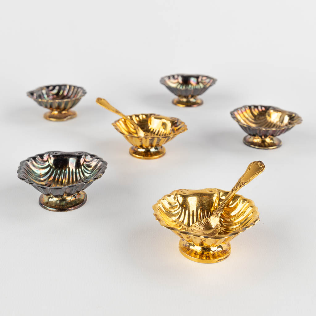 Wolfers, a set of 6 pepper and salt jars with 2 matching spoons, gold-plated silver and silver. 141g. (D:5,5 x W:6 cm)