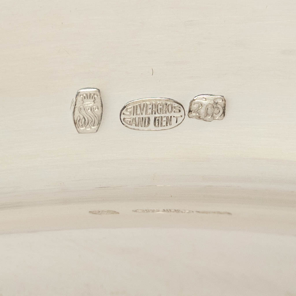 Sivar & Silvergros Gent, een collectie tafelaccesoires en serveergoederen, verzilverd metaal. (D:28 x W:45 cm)
