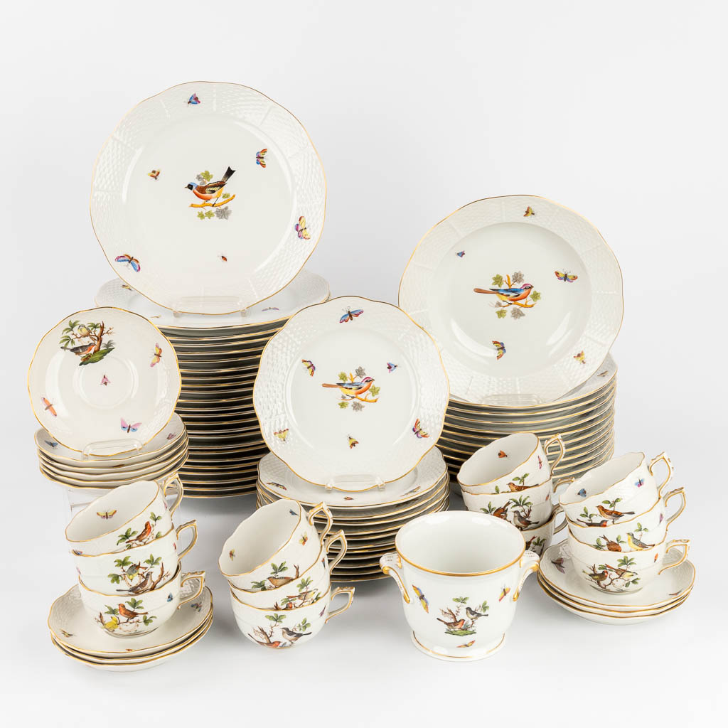 Herend, a large dinner service with coffee cups and saucers, 72 pieces. Handgeschilderd. (D:25,5 cm)