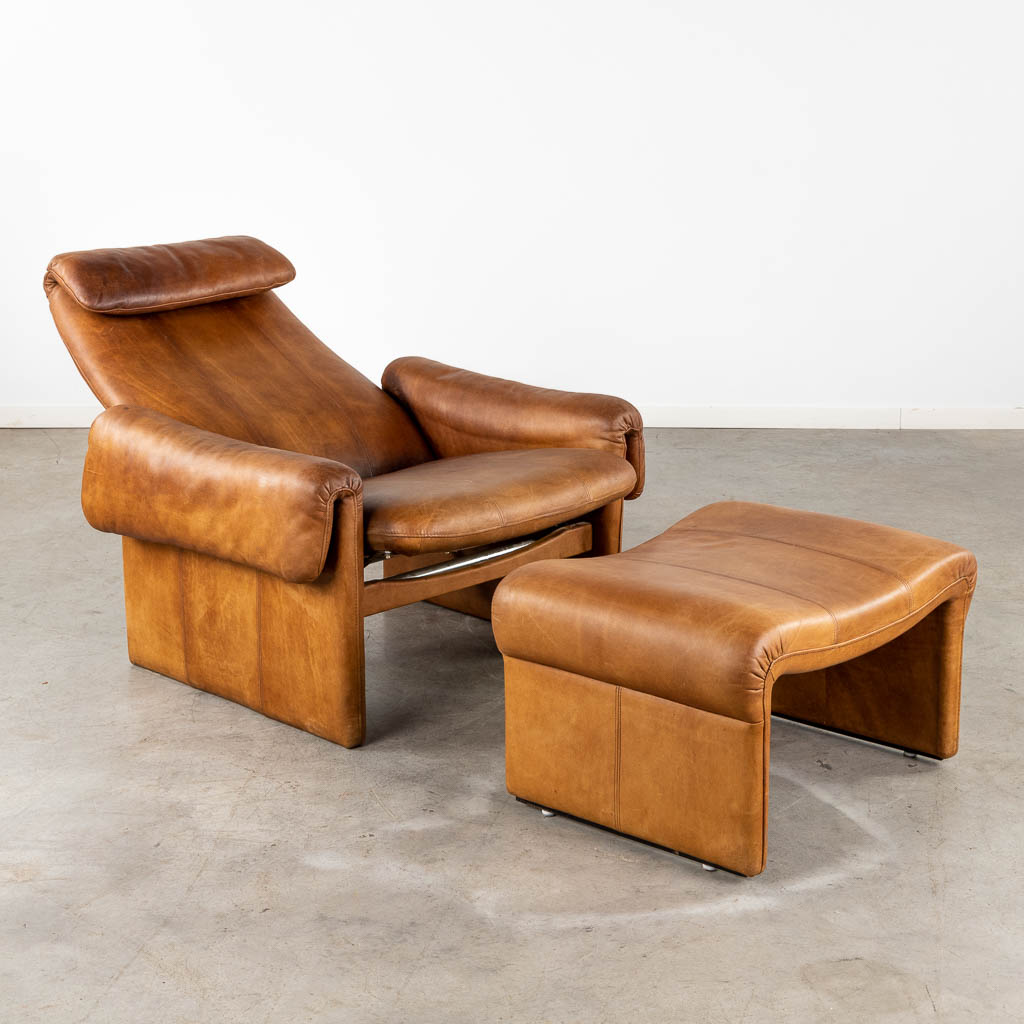 A mid-century lounge chair with ottoman, leather. (D:86 x W:90 x H:96 cm)