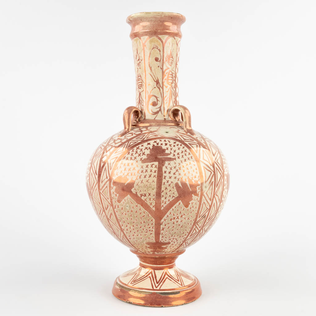 Een grote vaas 'Hispano Moresque' met lusterglazuur. 18de/19de eeuw. (H:33,5 x D:17 cm)