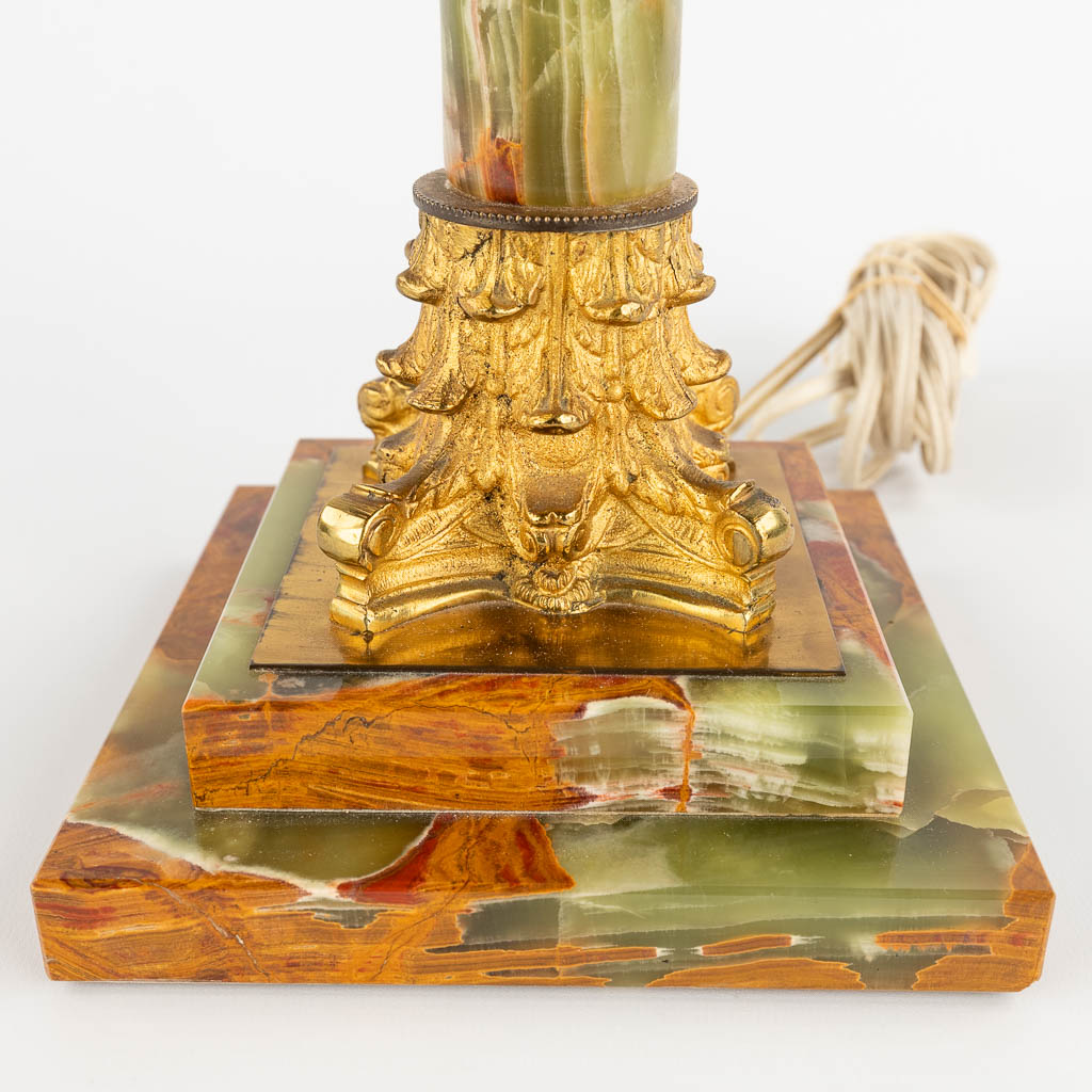 Twee tafellampen, onyx en brons, brons in Empire stijl. 20ste eeuw. (D:16 x W:16 x H:100 cm)