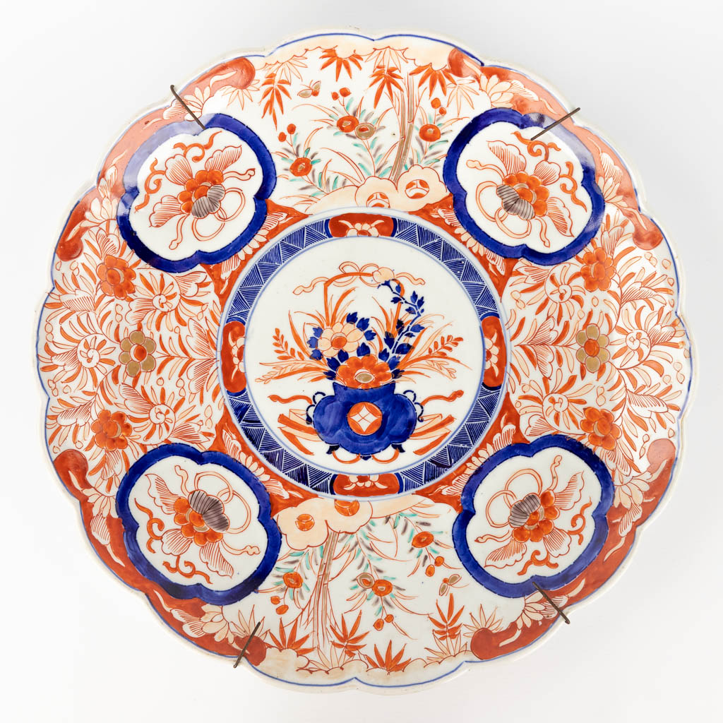 A large Oriental display plate with Imari decor. 19th century. (H: 6,5 x D: 42 cm)