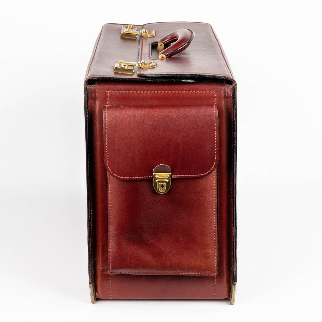 A pilot case made of leather by Louise Fontaine. (H:34cm)
