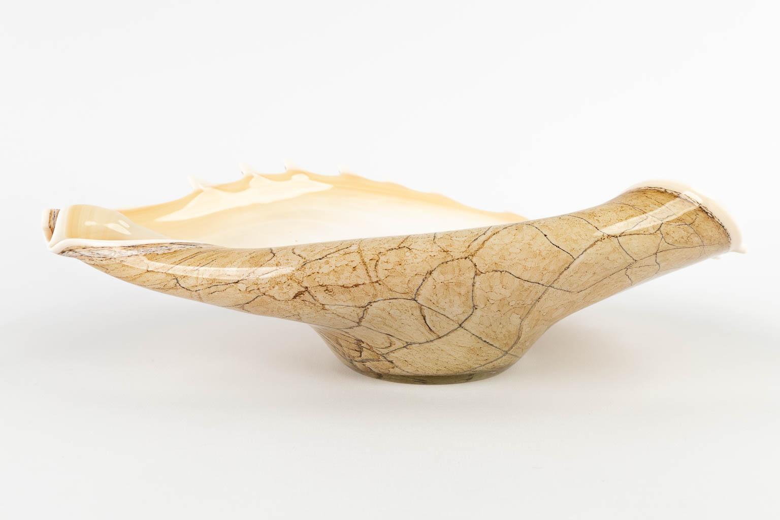 Twee stuks kunstglas, een schelp en een schaal, Murano, Italië. (D:23 x W:34 x H:9,5 cm)