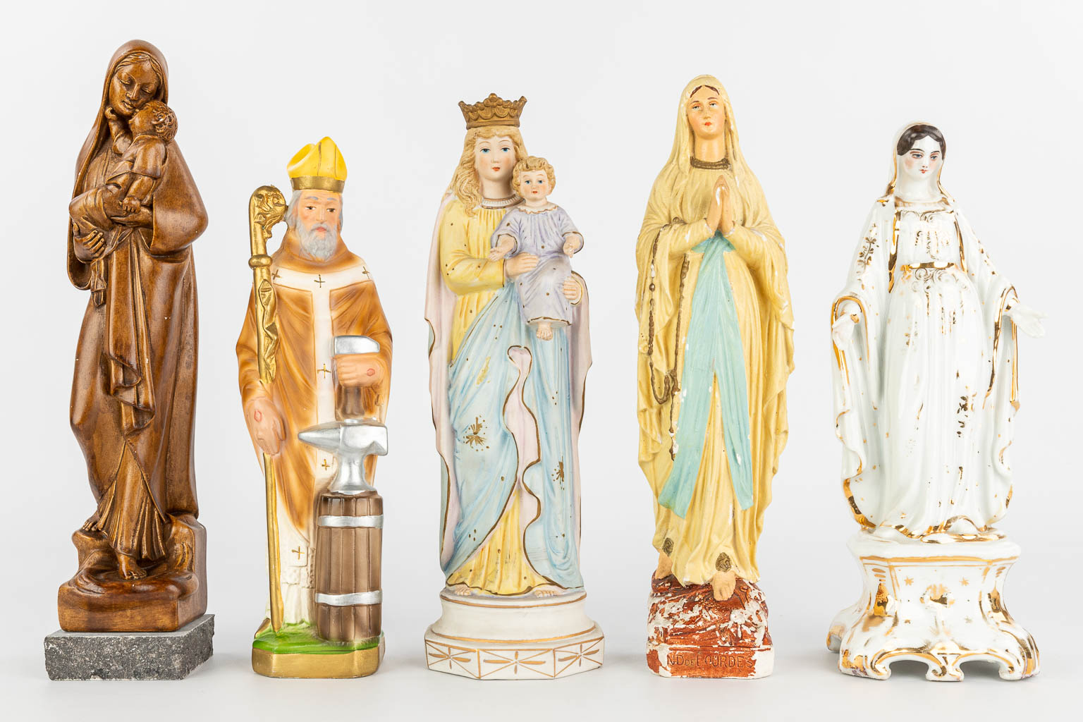 Een collectie van 16 gekleurde stuks porseleinen en biscuit beelden van heilige figuren. (H:44cm)