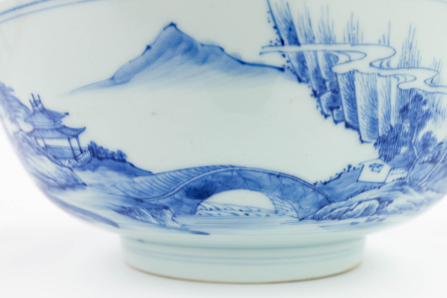 A pair of Chinese bowls made of blue-white porcelain. 18th/19th century. 