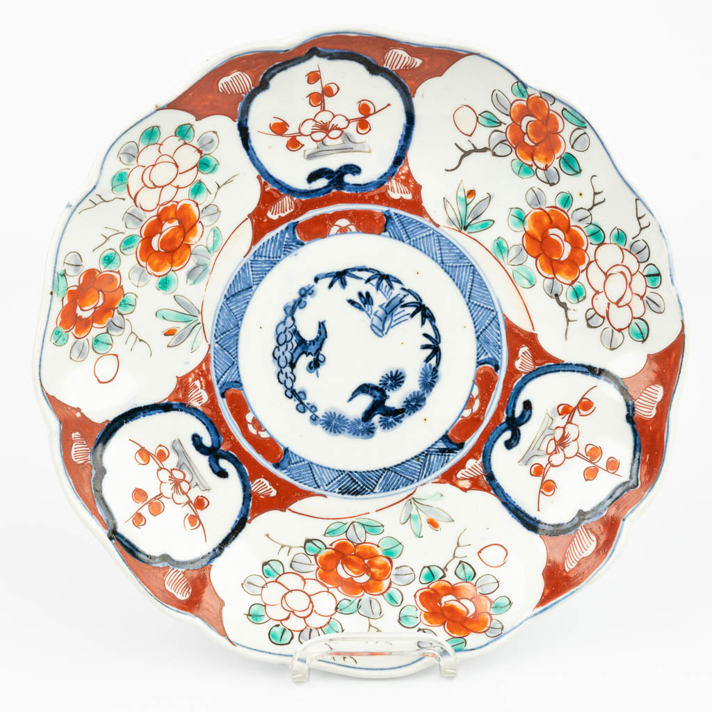 Een collectie van 7 Chinese en Japanse bordjes gemaakt uit porselein, Imari 