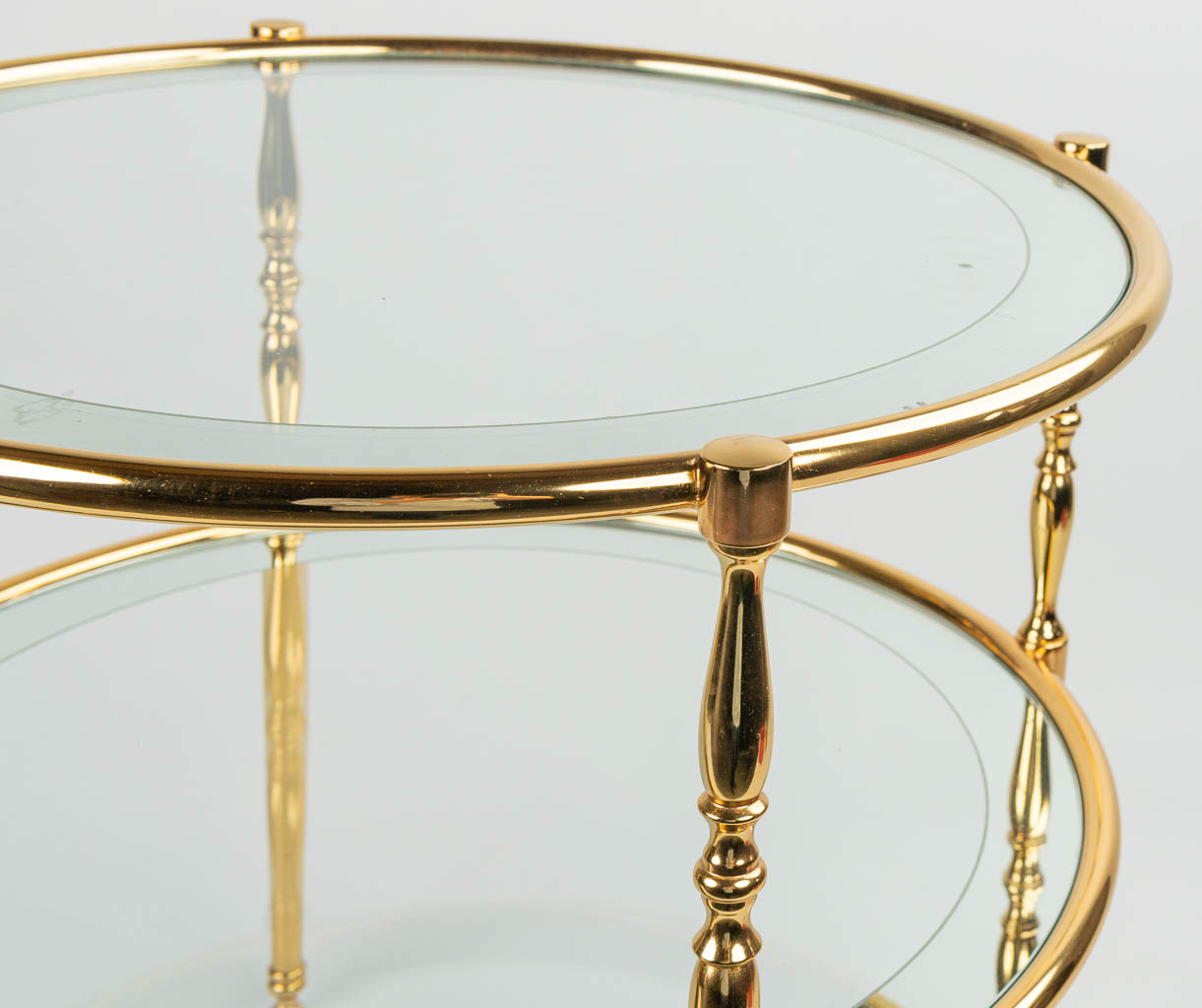 een mid-century salontafel gemaakt uit koper en glas, waarvan de rand gespiegeld is. 
