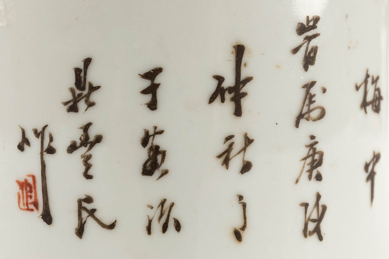 Een Chinese theepot met decor van vogels en kalligrafische teksten. 19de/20ste eeuw. (D:12 x W:16 x H:13 cm)