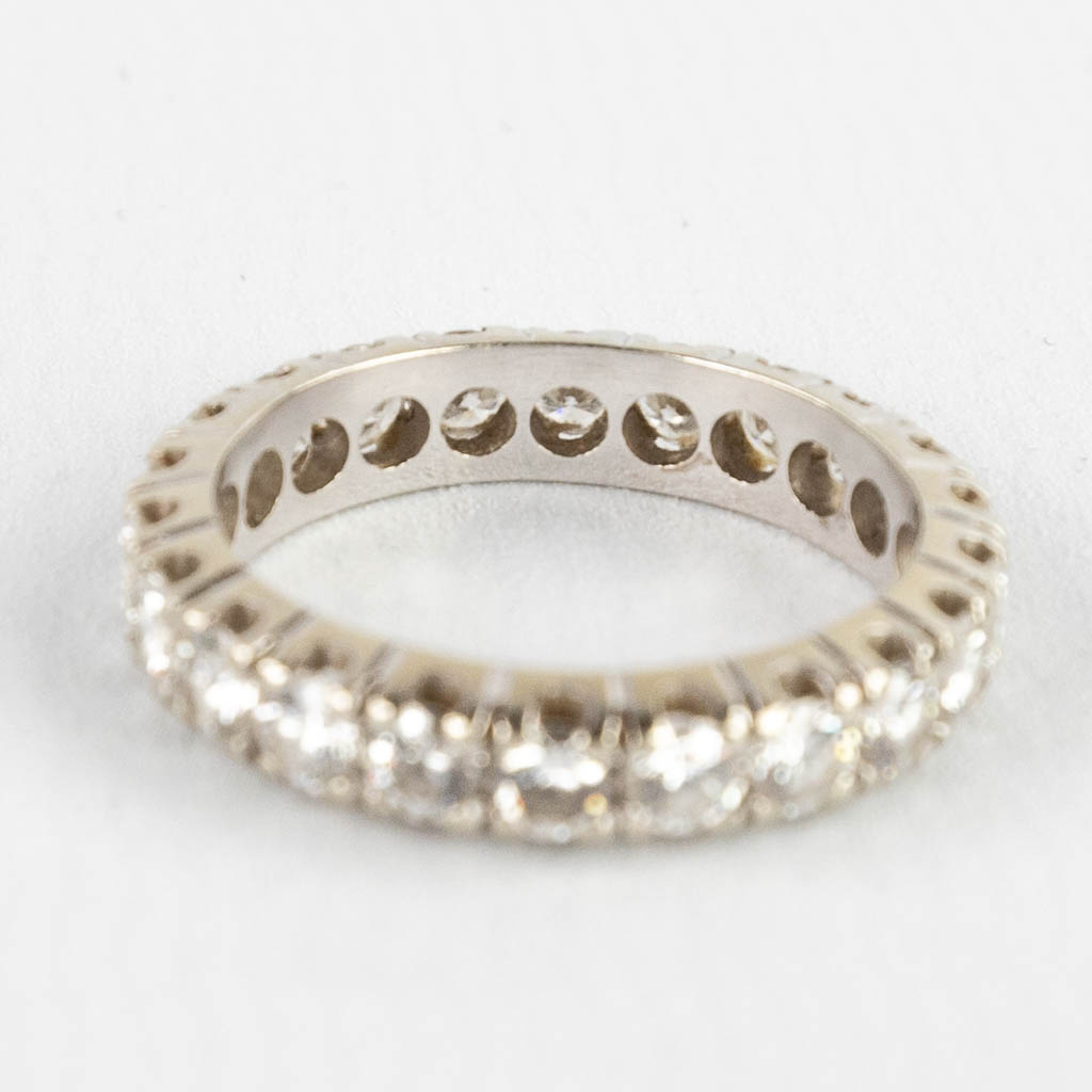 A white gold ring with brilliant cut stones. Ring size 52. 18kt. 3,28g.