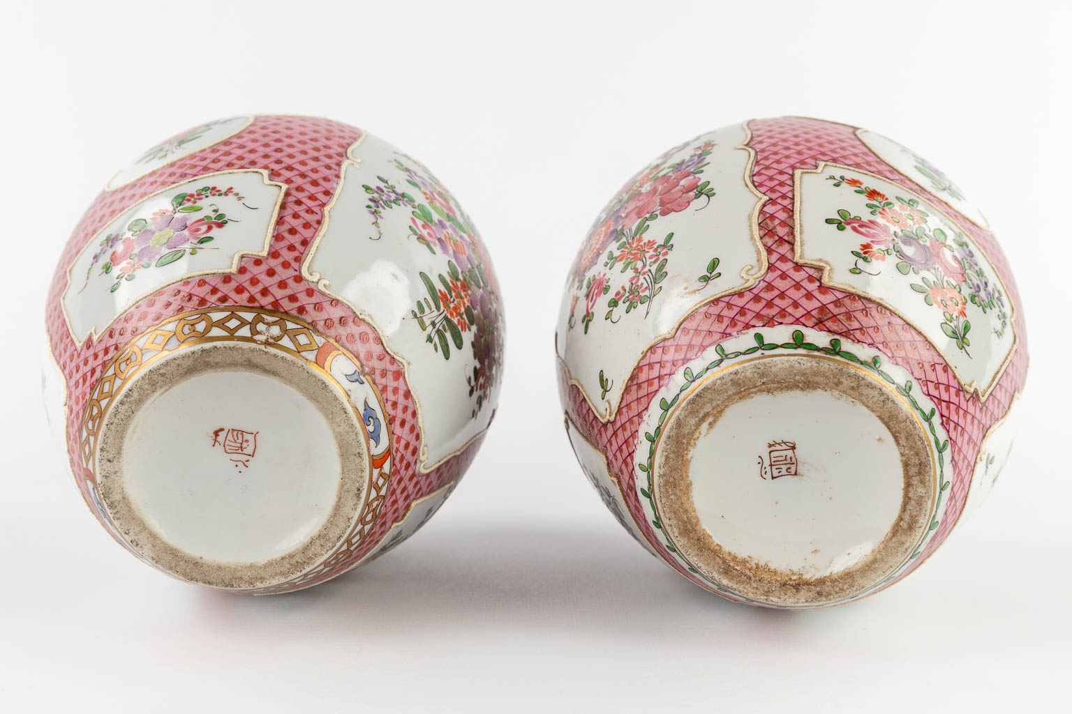 Samson, a pair of Oriental inspired vases with a hand-painted flower decor. (H:27 x D:15 cm)