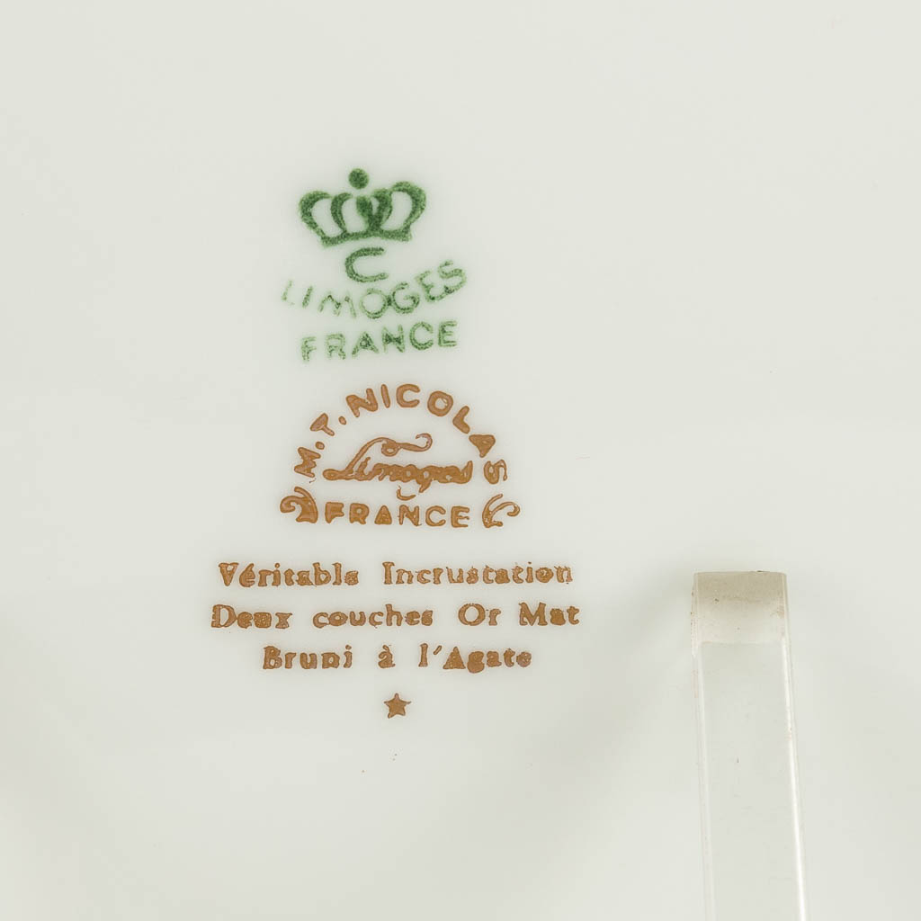 Limoges France, een 99-delig porselein dineer en koffieservies. (D:24,5 x W:30 x H:16 cm)
