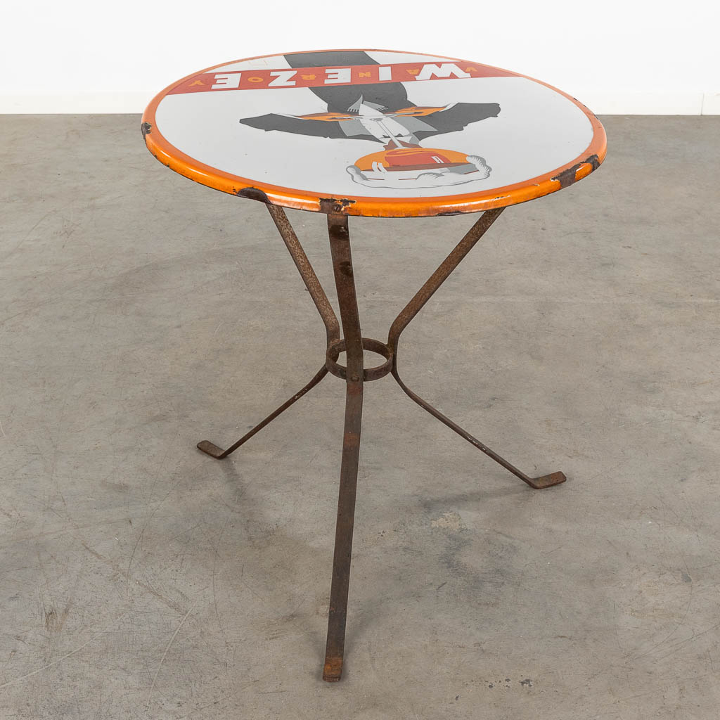Wieze Van Roy, a bar table with an enamel top, designed by Raymond VAN DOREN (1906-1991). Circa 1950. (H:69 x D:65 cm)
