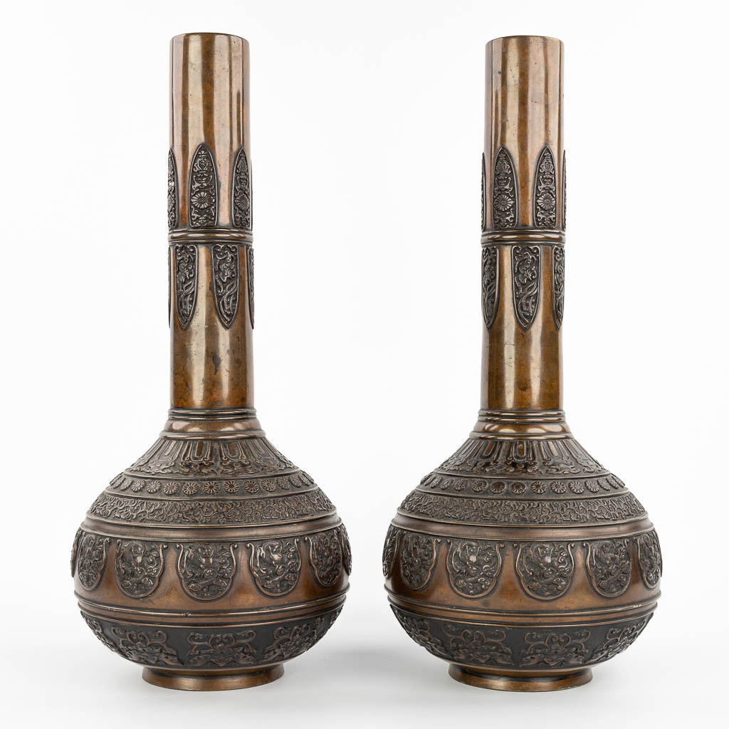 Een paar Oosterse vazen gemaakt uit brons, versierd met draken. (H:51cm)