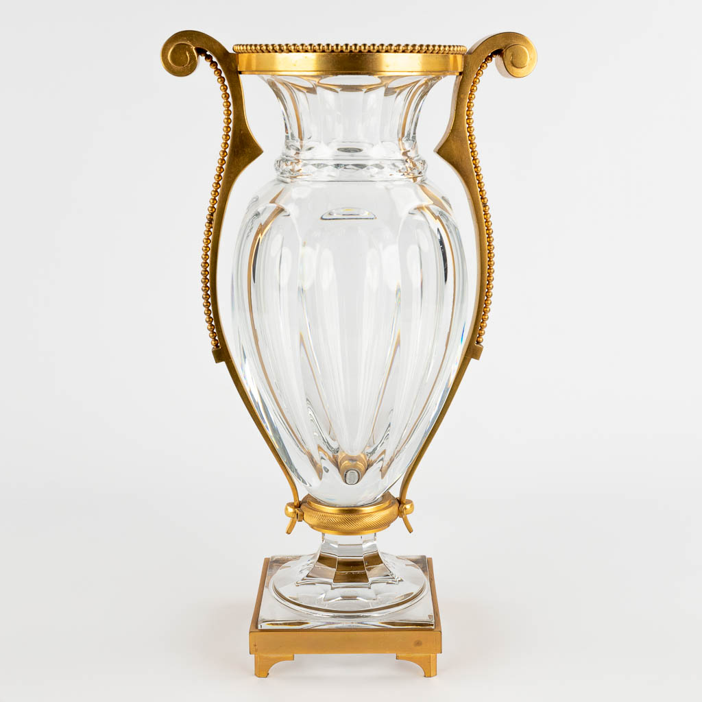 Baccarat, een kristallen vaas gemonteerd met brons. 20ste eeuw. (D:14 x W:22 x H:38,5 cm)