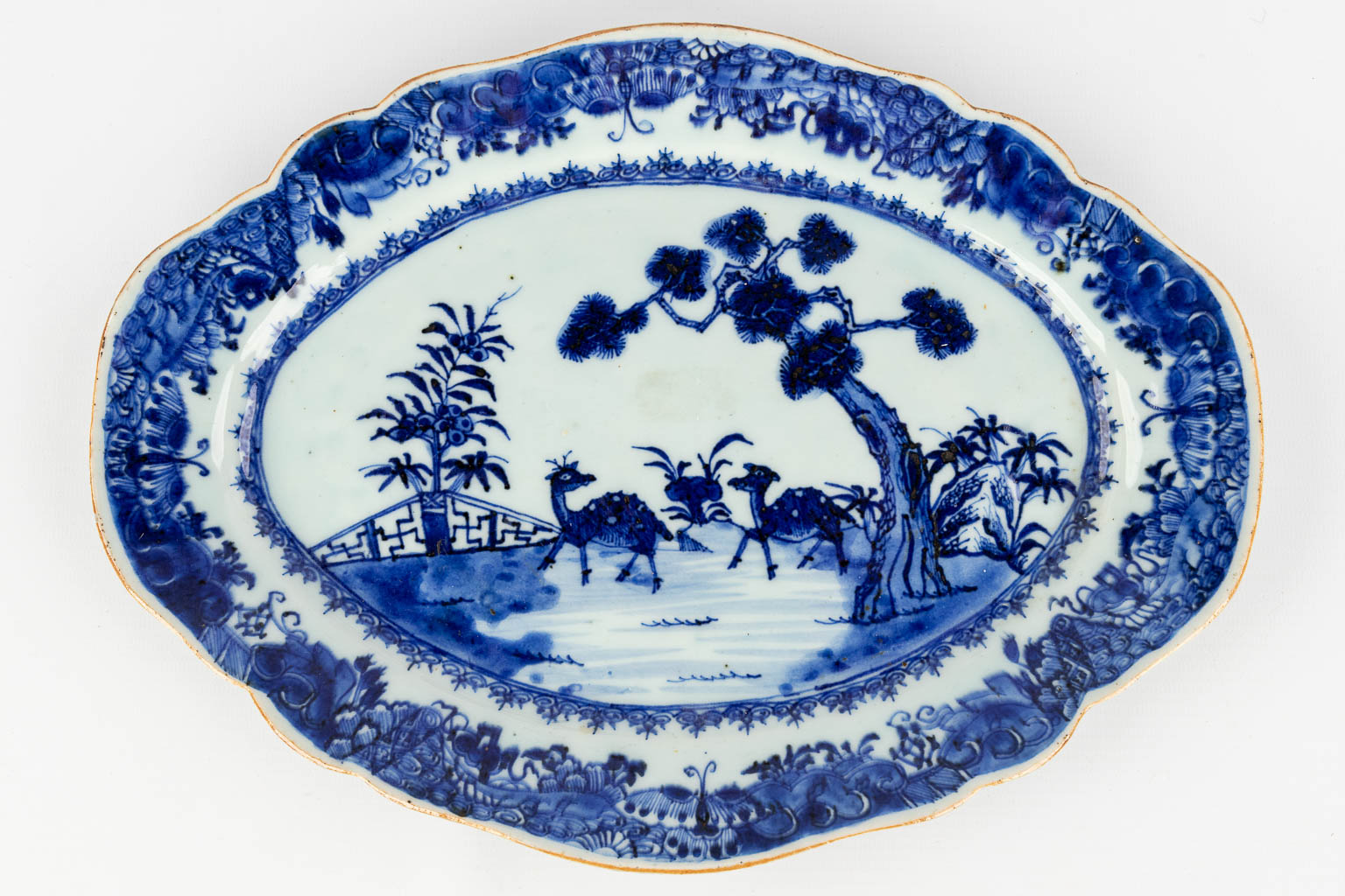 Een collectie van 10 Chinese borden met blauw-wit decor. 19de/20ste eeuw. (D: 35 cm)