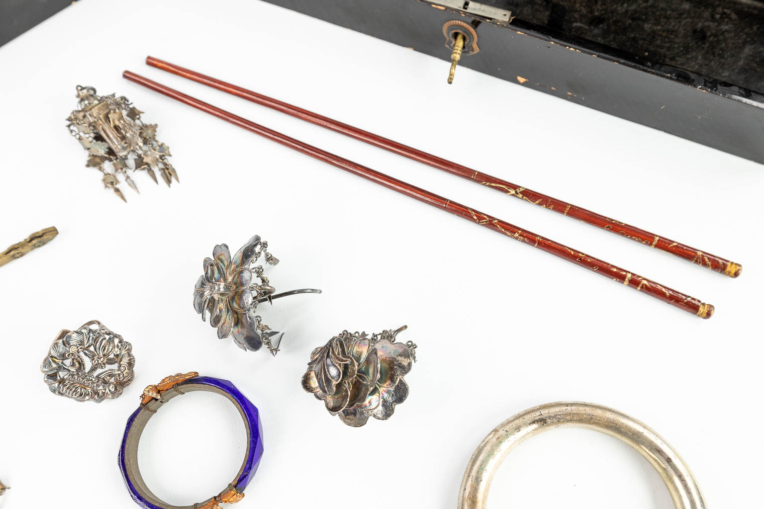 Een collectie zilver en verzilverde juwelen, in 2 dozen versierd met vlinders. (H:8cm)