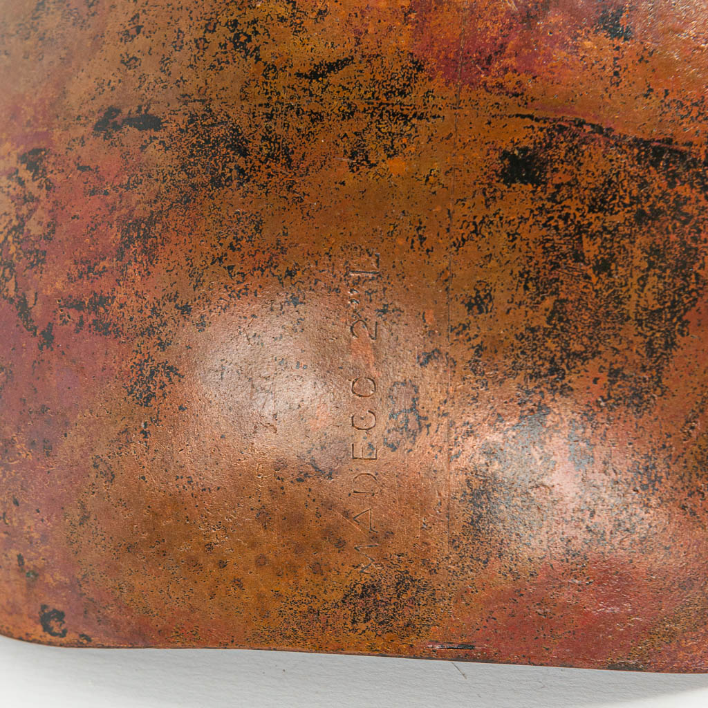 Een vintage schaal gemaakt uit koper en versierd met email. Waarschijnlijk gemaakt in Congo. (H:6cm)