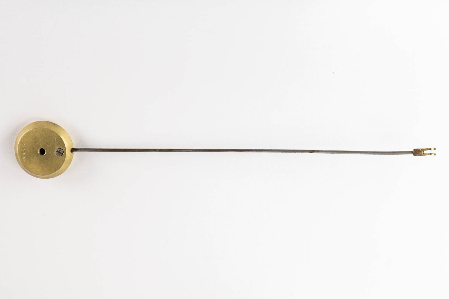 Een driedelige schouwgarnituur, klok met kandelaars, verguld brons. 19de eeuw. (L:21 x W:55 x H:48 cm)