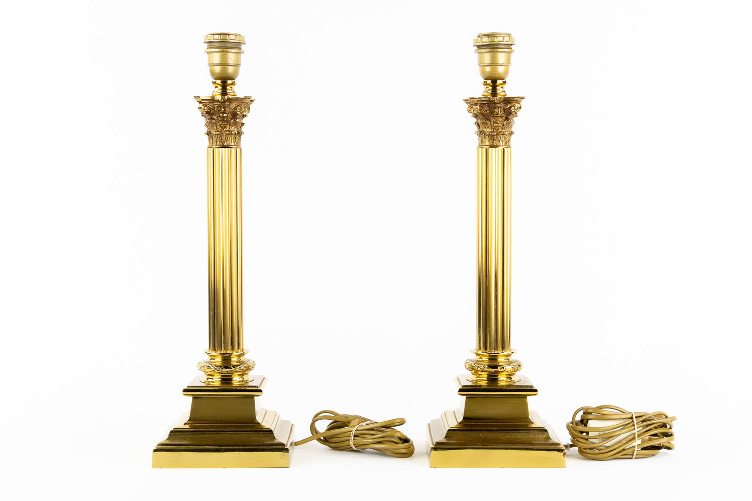 Een decoratief paar tafellampen afgewerkt met Corintische kapitelen. (L:15 x W:15 x H:48 cm)