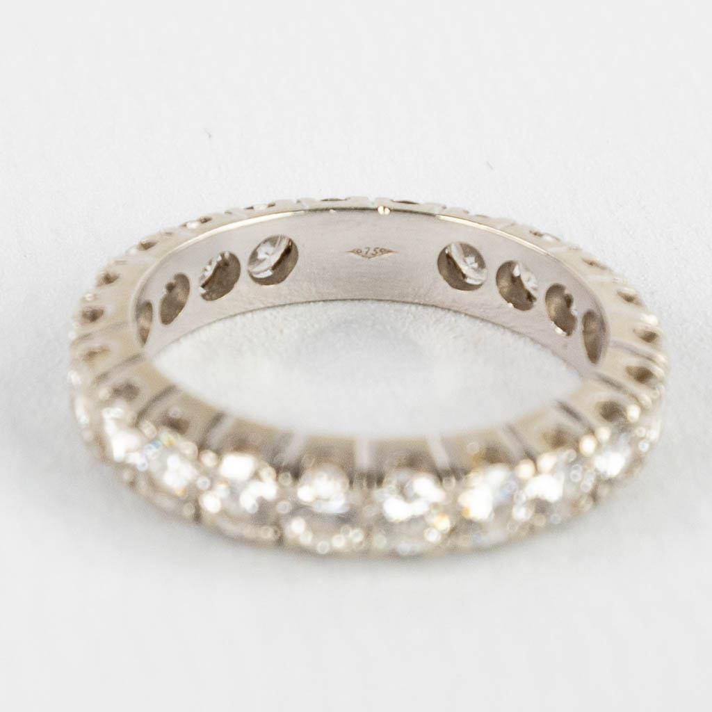 Een wit gouden ring met briljant geslepen stenen. Ringmaat 52. 18 kt. 3,28g.