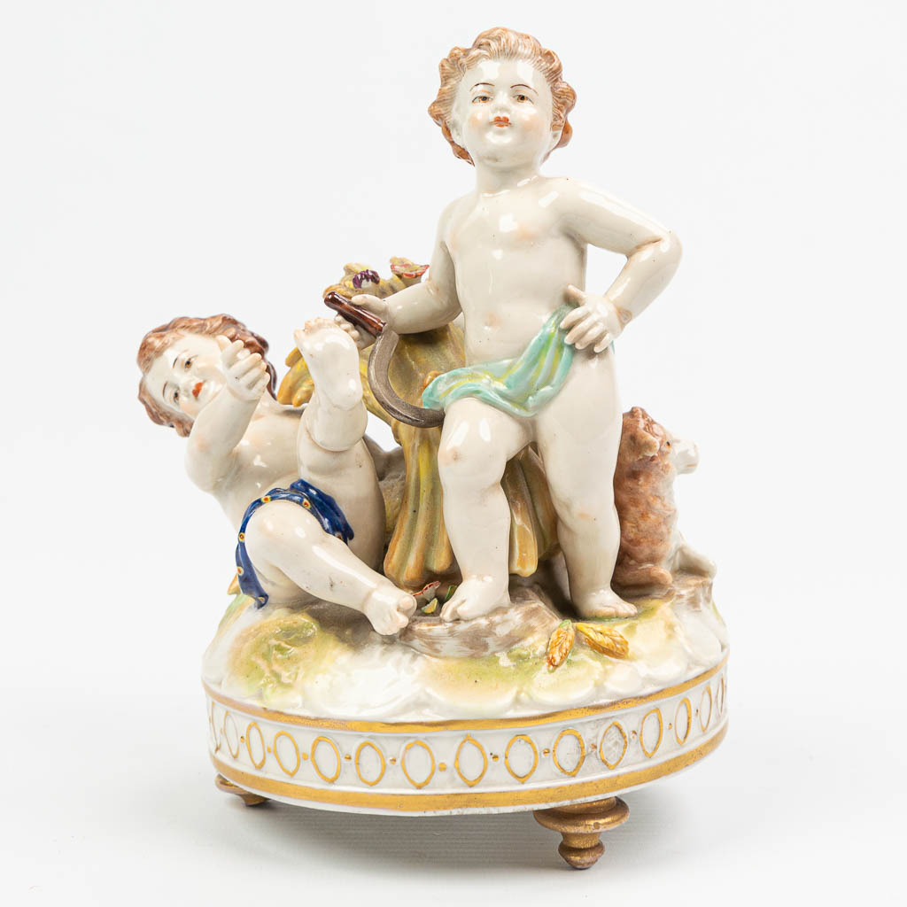 Een beeld met 3 kinderen versierd 'De Oogst' gemaakt uit porselein en gemerkt Rudolstadt. 
