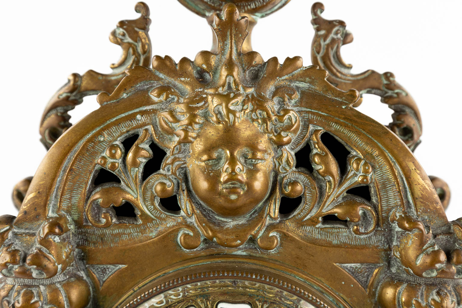 Een schouwklok, brons, circa 1900. (W:25 x H:45 cm)