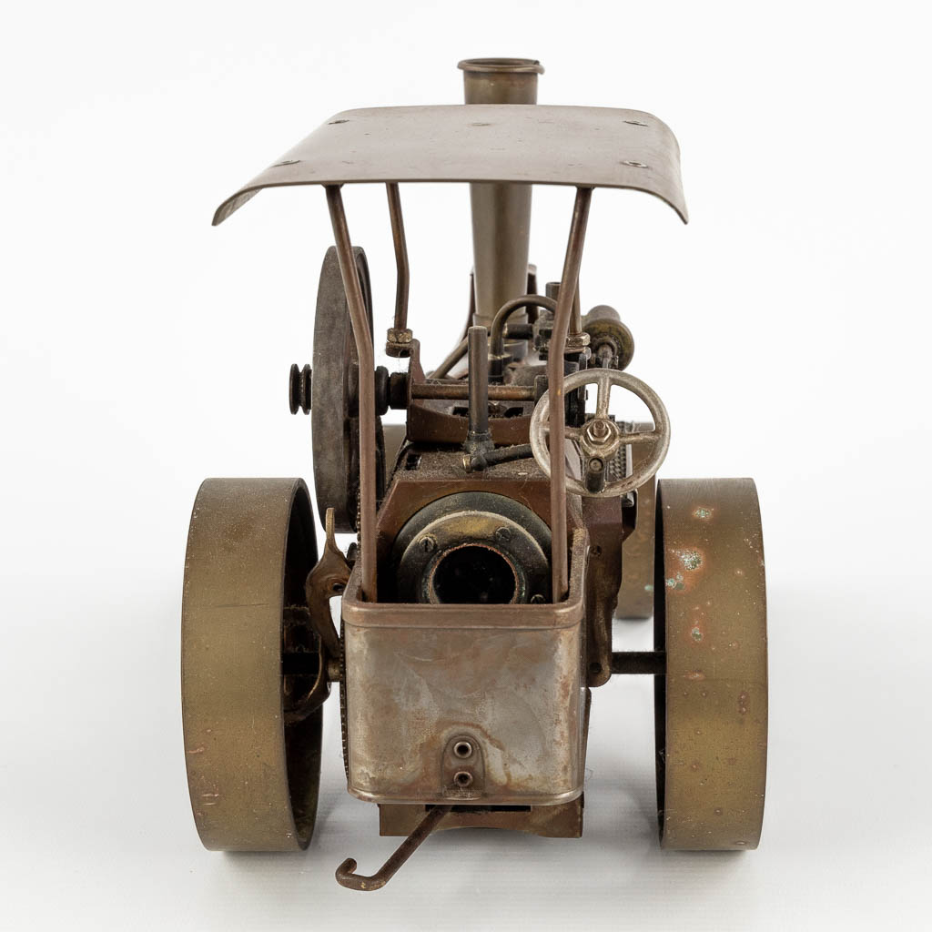 Een miniatuur tractor met stoommachine. 20ste eeuw. (D:15 x W:32 x H:20 cm)