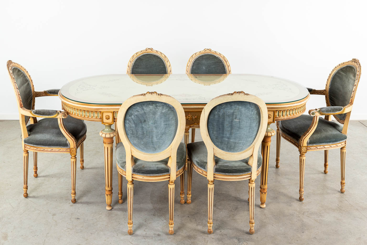 A table and 6 chairs made in Italian style of patinated wood. (H:82cm)