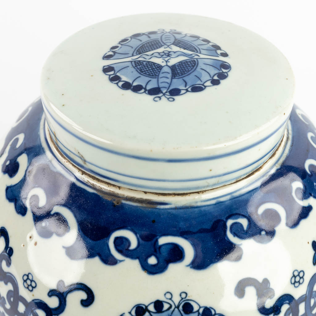A large Chinese ginger jar, blue-white decor of butterflies. 18th/19th C. (H:26 x D:23 cm)