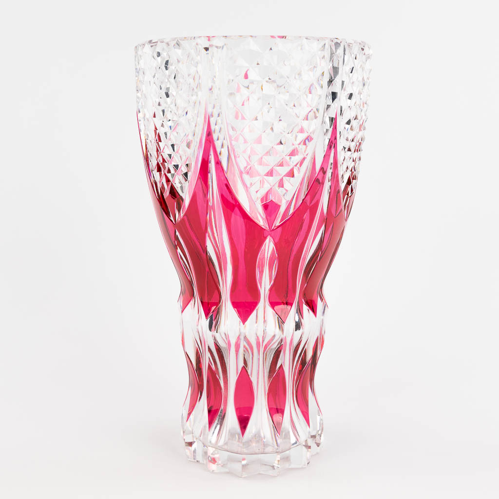 Val Saint Lambert, een vaas uit rood geslepen kristal. (H: 28,5 x D: 15,5 cm)