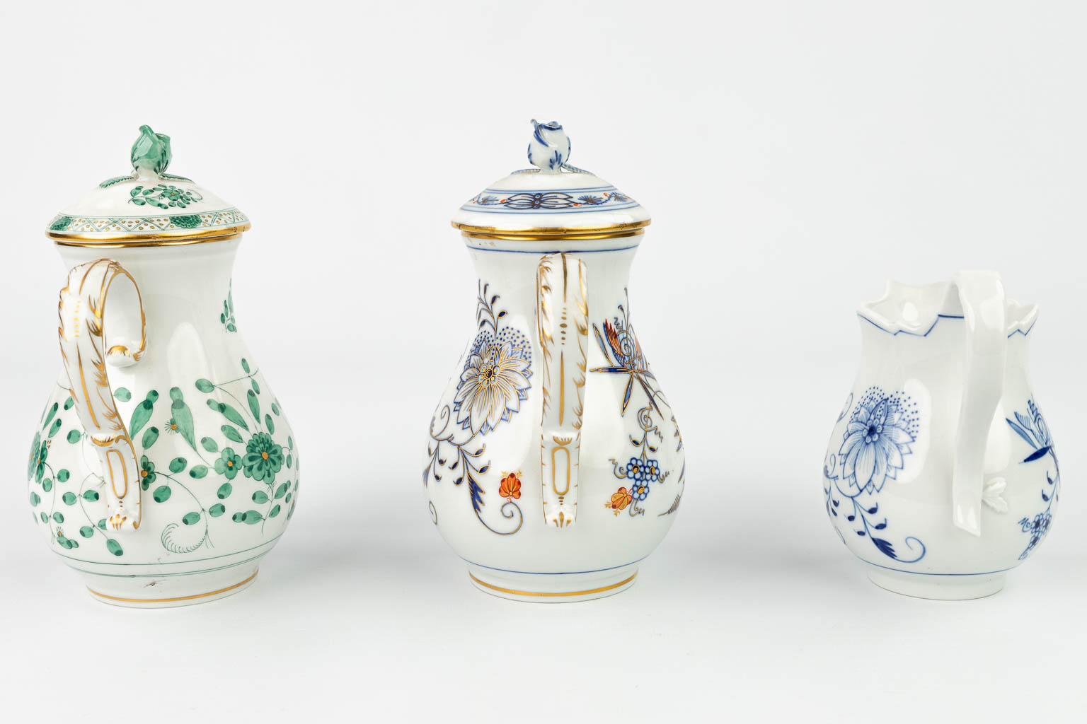 A collection of 2 coffee pots and a milk jug made by Meissen porcelain, 20th century. (H:17cm)
